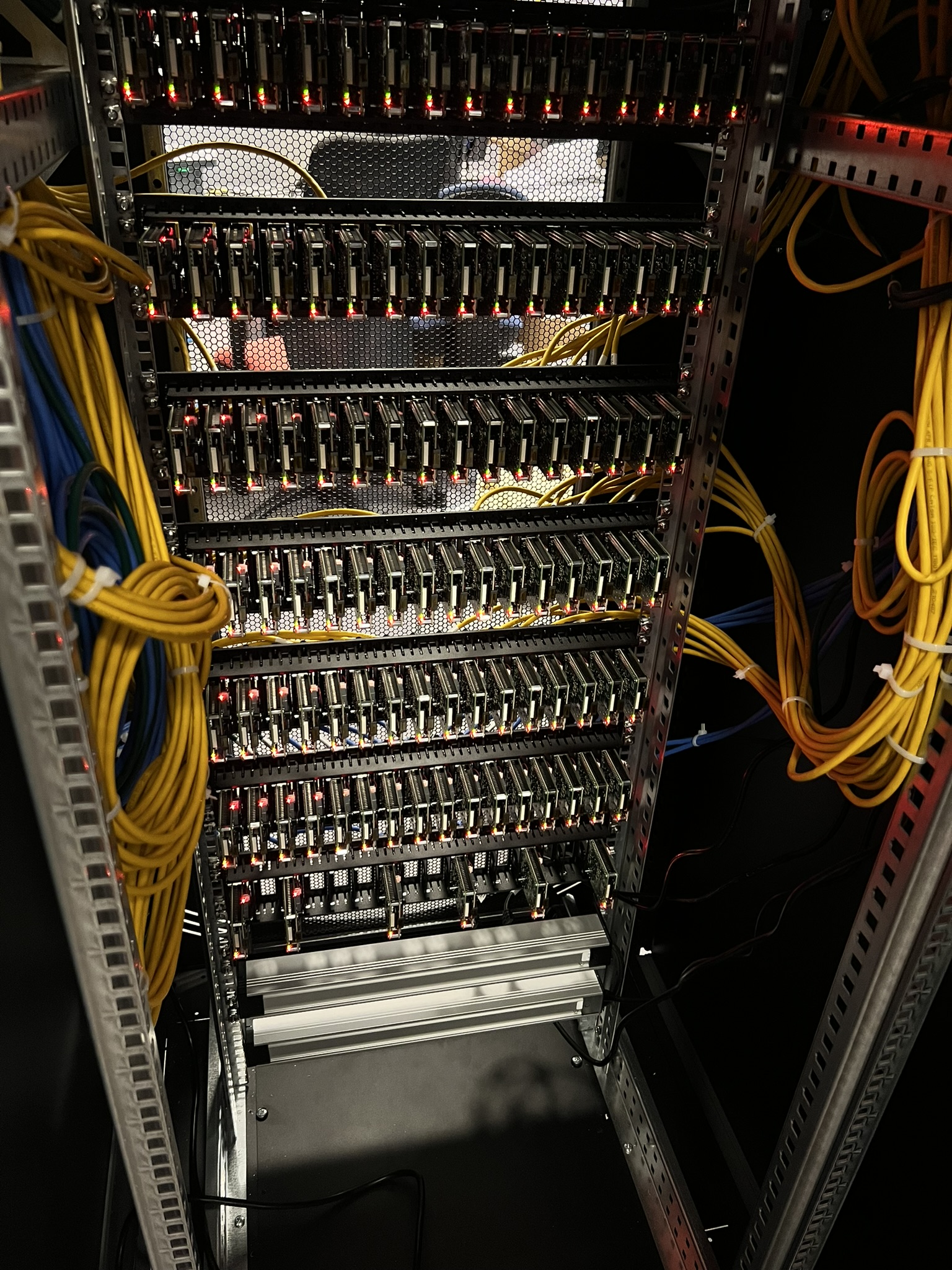 WalT-based testbed made of 100 rpi 4B boards at Schneider Electric